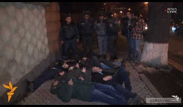 Полиция задержала участников акции протеста перед резиденцией президента на Баграмяна 26