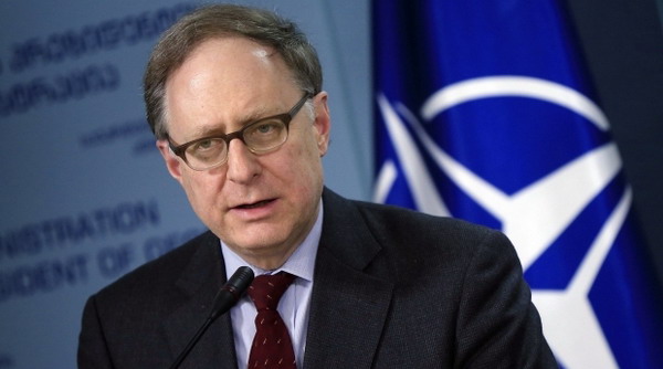«Мы будем терпеливы, время на нашей стороне»: замгенсека НАТО – об отношениях с Россией