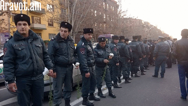 Полицейские с белыми гвоздиками – на шествии памяти жертв 1-го Марта (ФОТО)