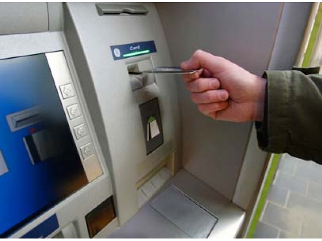 Как депутаты пользуются банкоматами