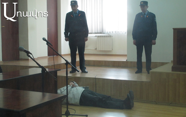 Вардгес Гаспари в знак протеста вновь лег на пол, а затем покинул зал суда (ВИДЕО)