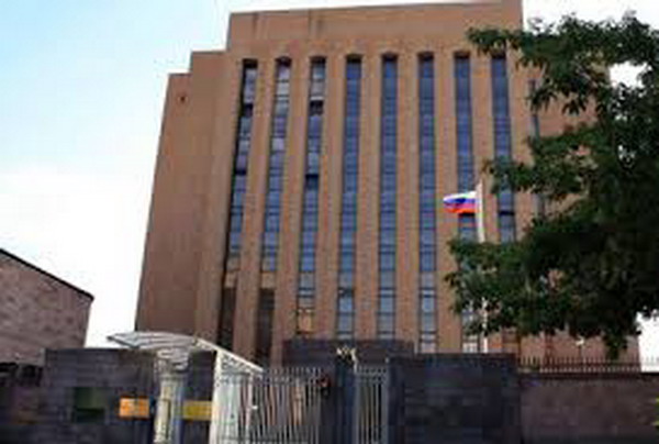 В Посольстве РФ в Ереване усилены меры безопасности, охрана стояла с автоматами: «А1+»