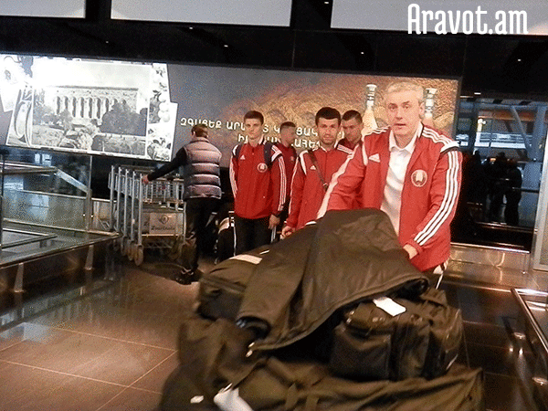Сборная Беларуси по футболу прибыла в Ереван (ФОТО)