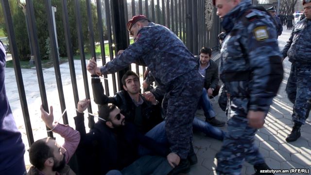 На проспекте Баграмяна в Ереване задержаны активисты