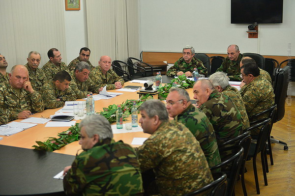 Серж Саргсян провел совещание с высшим офицерским составом армии