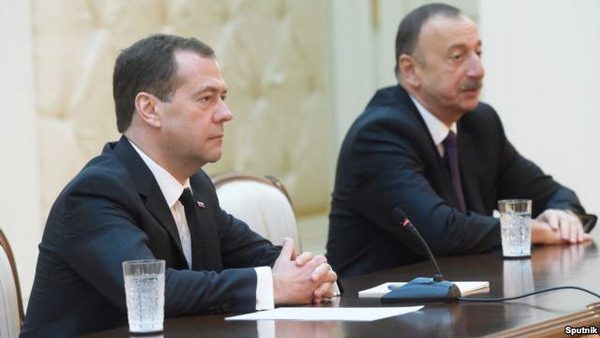 Для России «одинаково важны отношения» и с Азербайджаном, и Арменией: Медведев – Алиеву