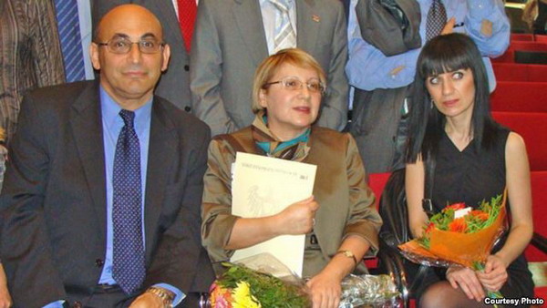 Лейлу и Арифа Юнус режим Алиева позволил выехать в Голландию