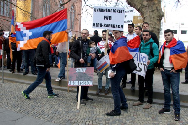 Демонстрация в Берлине под лозунгом: «Алиев – убийца!» (ФОТО)
