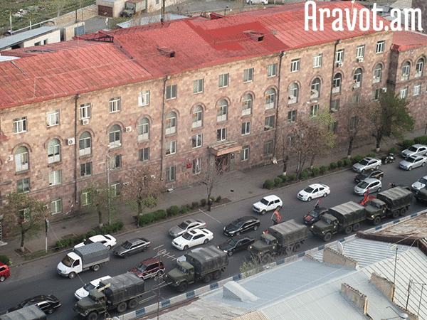 Ереван: колонну военных автомашин граждане сопровождают флагами и сигналами автомашин (ВИДЕО)
