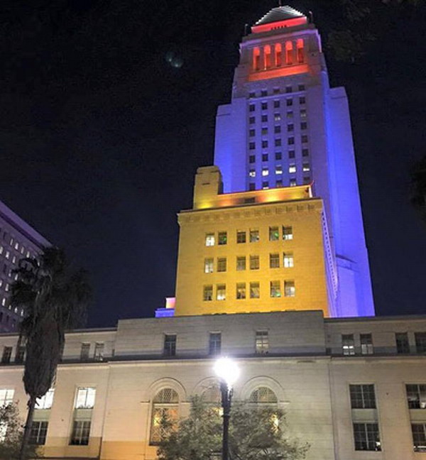 Здание Мэрии Лос-Анджелеса вечером окрасилось в цвета армянского триколора: SCPR