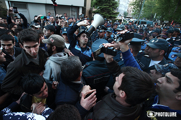 Акция протеста, столкновения с полицией и задержания на проспекте Баграмяна в Ереване (ФОТО, ВИДЕО)