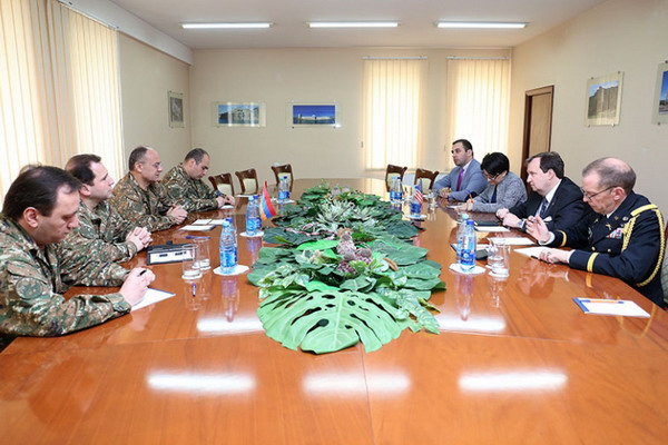 Министр обороны Армении проинформировал посла США о подробностях агрессии Азербайджана