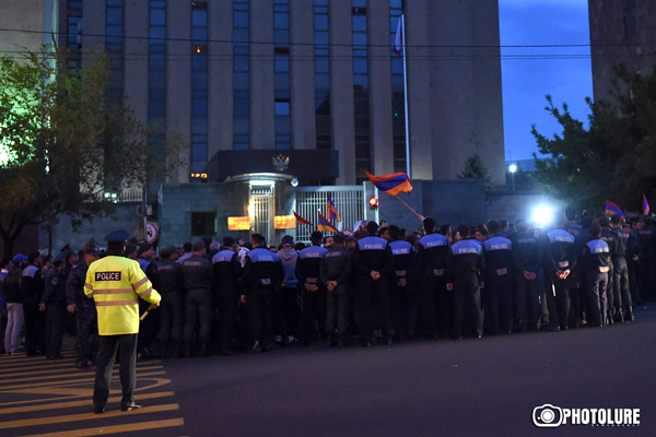 Армянские полицейские особо и не пытались вставать грудью на защиту российского флага: «Жоховурд»