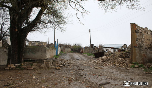 ВНИМАНИЕ, жестокие кадры: зверства армии Азербайджана в течение 1 дня контроля в селе Талиш в НКР