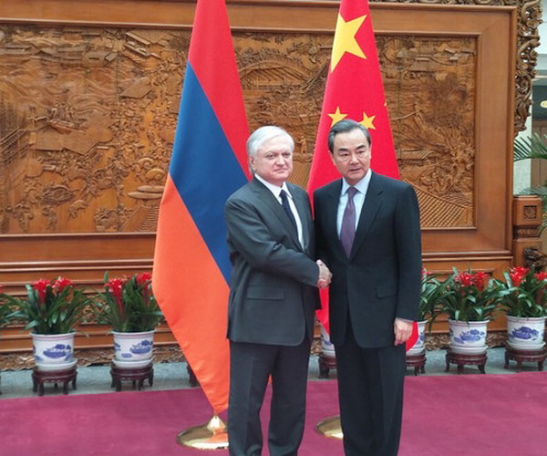 Пекин поддерживает исключительно мирное урегулирование Карабахского конфликта: глава МИД Китая