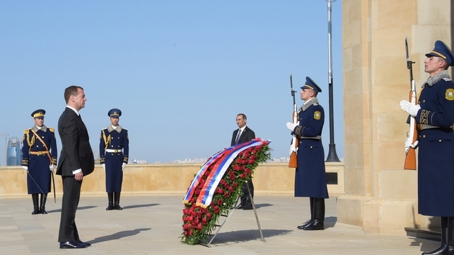 Медведев возложил цветы на могилу Гейдара Алиева