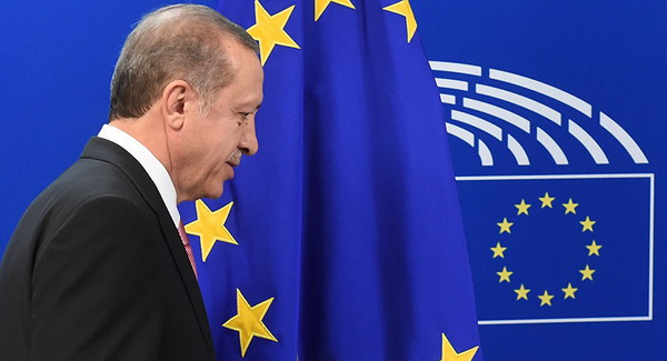 Европейский Союз жестко раскритиковал Турцию за закон о лишении депутатской неприкосновенности