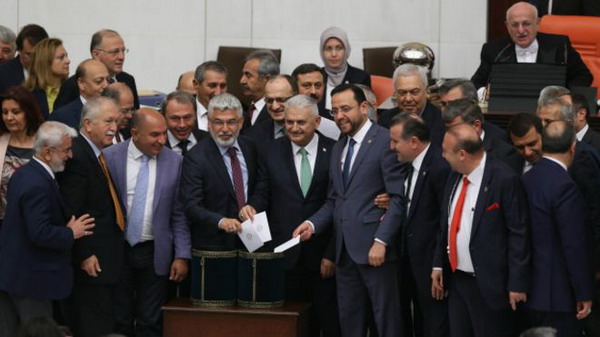 Парламент Турции принял закон о лишении депутатов неприкосновенности
