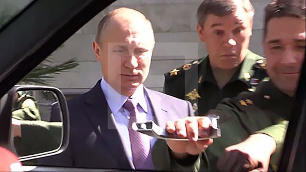 Российский генерал случайно оторвал дверную ручку нового военного автомобиля в присутствии Путина