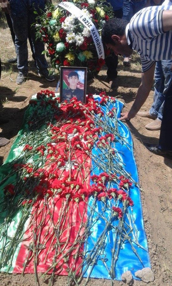 «Как хорошо, что ваш сын погиб»: в Азербайджане на похоронах солдата поздравляют его мать