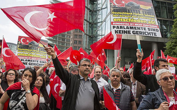 Турецкая община Германии провела акцию протеста в Берлине: «Хаберлер»