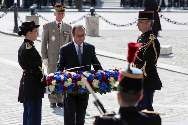 Во Франции во главе с Франсуа Олландом отметили 71-ю годовщину победы во Второй мировой войне: The New York Times