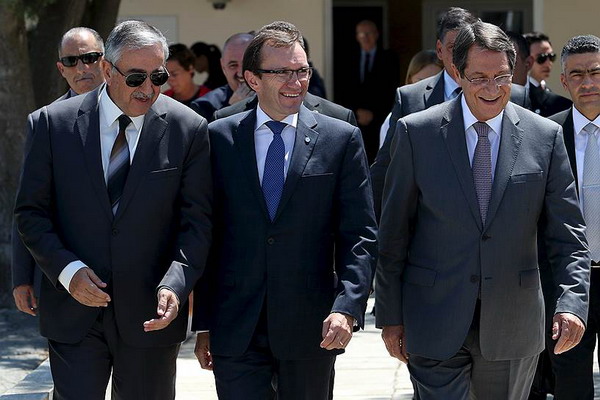 Греческий и турецкий лидеры Кипра высказались за объединение острова в 2016г