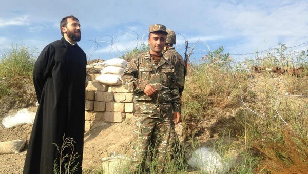 Конфликт в Нагорном Карабахе: священники между крестом и оружием – RFI