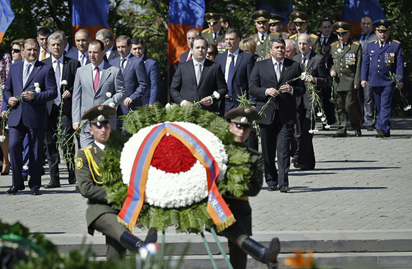 В парке Победы в Ереване возложены венки к могиле Неизвестного солдата
