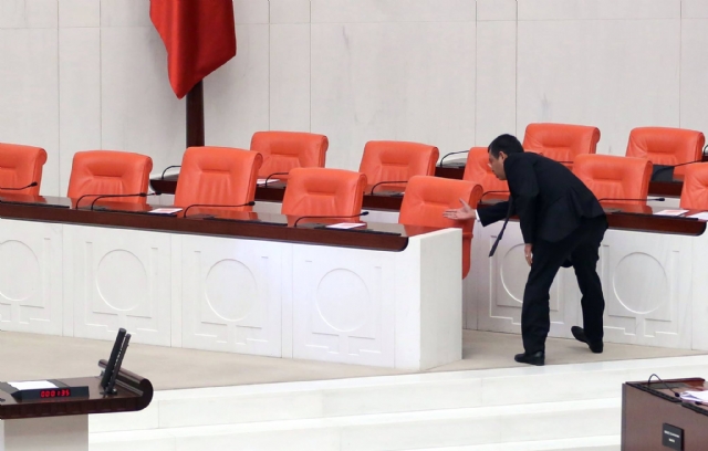 Во время заседания парламента турецкий депутат начал искать правительство страны: «Хаберлер»