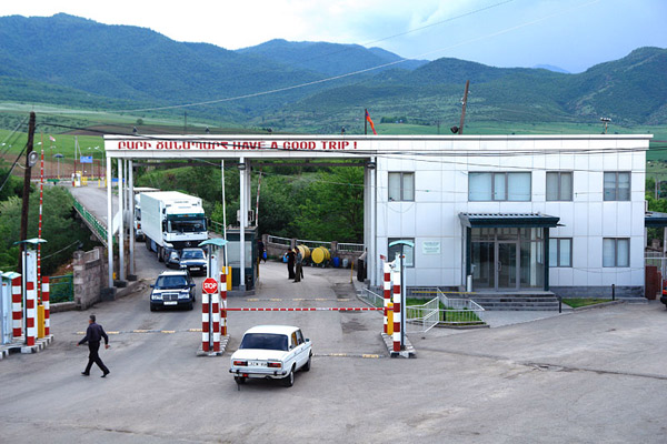 В контрольно-пропускном пункте «Садахло» на границе Армения-Грузия граждан «обдирают»
