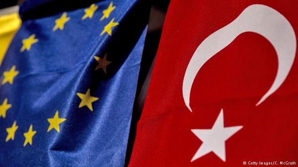 ЕС: безвизовый режим для Турции откладывается из-за невыполнения условий Анкарой
