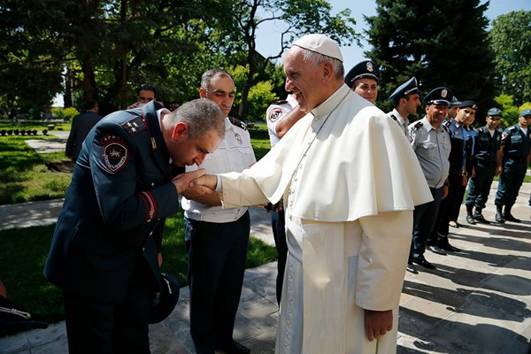 Папа Римский и Полиция Армении: фото