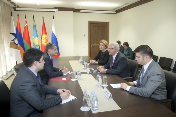 Тигран Саргсян встретился с президентом Американской Торговой Палаты в России Алексисом Родзянко