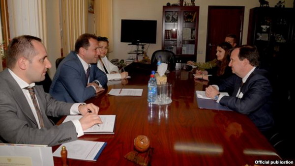 Делегация во главе с послом США посетила Министерство обороны Армении