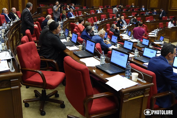 Ряд депутатов от правящей РПА не подчинились решению фракции и не проголосовали за Налоговый кодекс