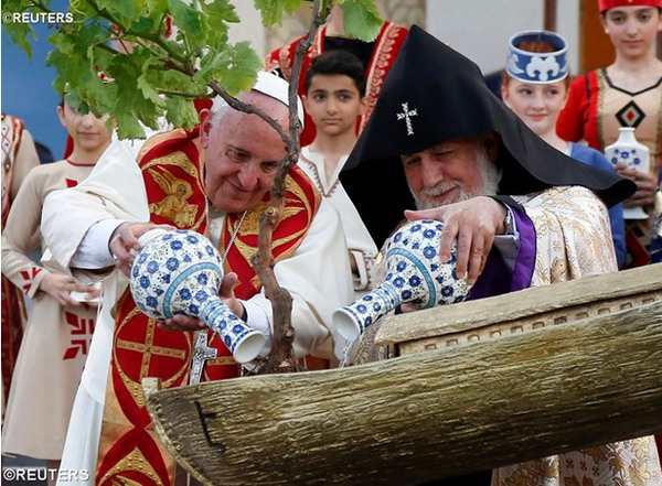 Дорогие молодые люди, будущее принадлежит вам, стремитесь стать миротворцами: Папа Римский в Ереване