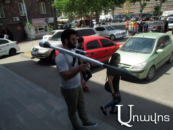 С картонным гранатометом РПГ-7 по улицам Еревана: акция солидарности с картонным танком