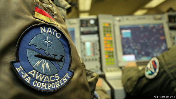 НАТО включается в борьбу с ИГИЛ: коалиции будут переданы самолеты AWACS