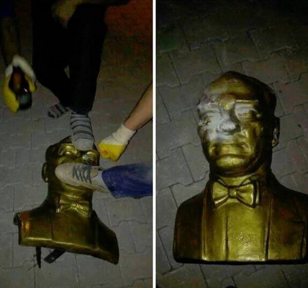 В Турции сносят статуи Ататюрка: мэрия Стамбула решила демонтировать памятник в центре города