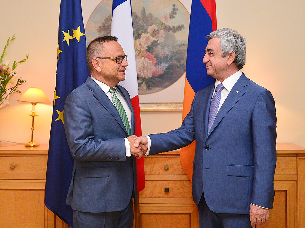 Серж Саргсян посетил Посольство Франции и поздравил по случаю Национального праздника