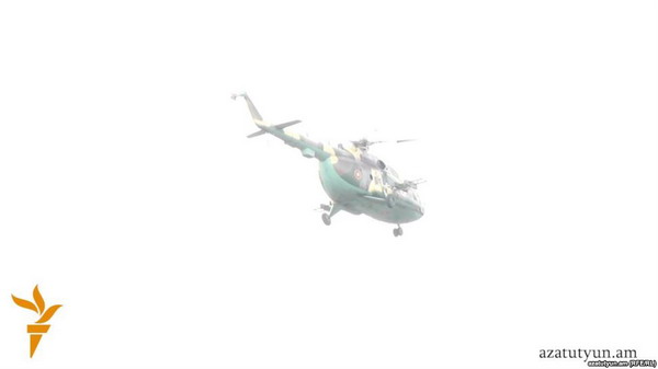 Военный вертолет кружился на низкой высоте над захваченной территорией полка ППС в Ереване
