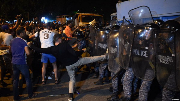 Полиция разогнала демонстрантов на улице Хоренаци: есть задержанные
