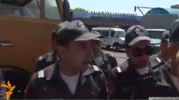 Полицейский ударил журналиста Радио Азатутюн: видео