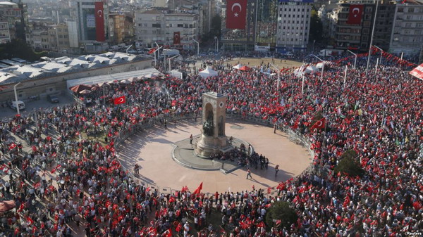 В Турции члены правящей партии и оппозиции провели совместную акцию «в поддержку демократии»