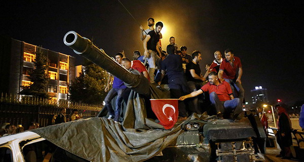 Провалившийся путч в Турции: 90 убитых, 1154 раненых, задержано 1400 участников