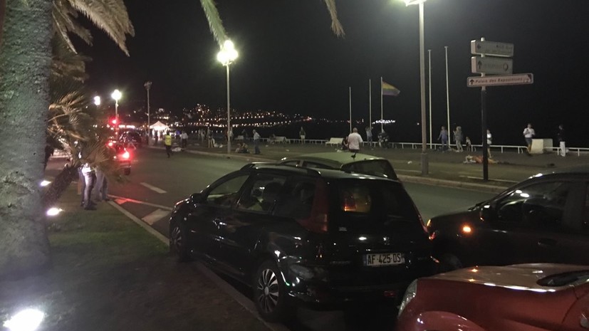 Трагедия в Ницце: грузовик врезался в толпу, погибли по меньшей мере 50 человек