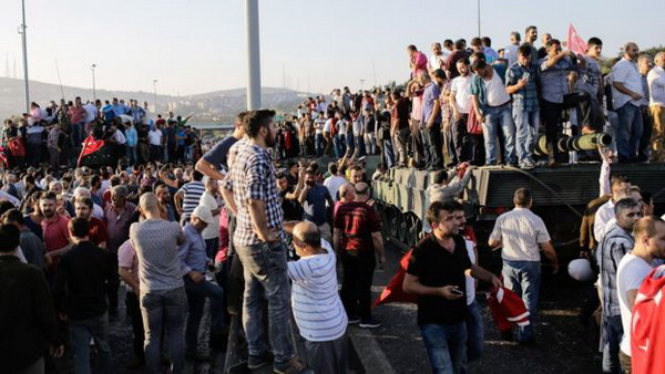 В Турции начались массовые аресты военных и увольнения судей в связи с попыткой переворота