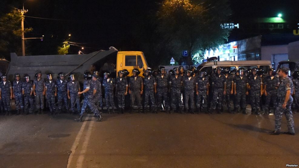 В квартале Сари Тах в Ереване произошли столкновения с полицией: четверо полицейских ранены