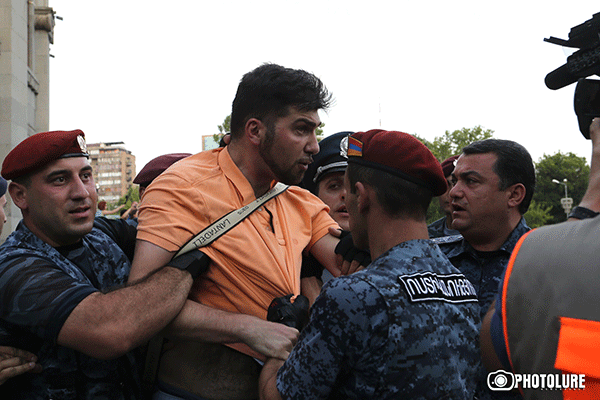 Столкновения граждан с полицией на Площади Свободы в Ереване: фоторепортаж